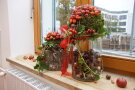 Herbstliche Gestecke zieren die Fensterbänke.