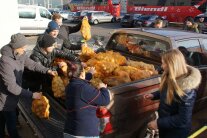 Menschen laden Kartoffelsäcke von der Ladefläche eines Pickups.