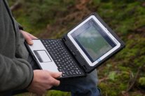 Aufgeklapptes Notebook