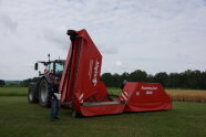 Ein Schlepper mit einem großen landwirtschaftlichen Gerät.